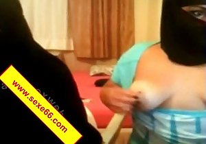 Une infirmiere salope joue avec les seins qui undulatory d une femme allaitante